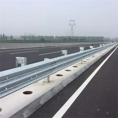 Visokokakovostna varnostna ograja na cesti